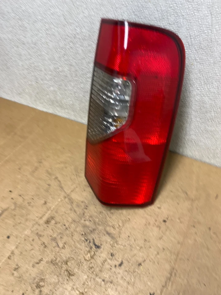 Luz trasera lateral derecha Nissan Xterra 2002 2003 2004 pasajero derecho T5120 DW Foto 2 de 4