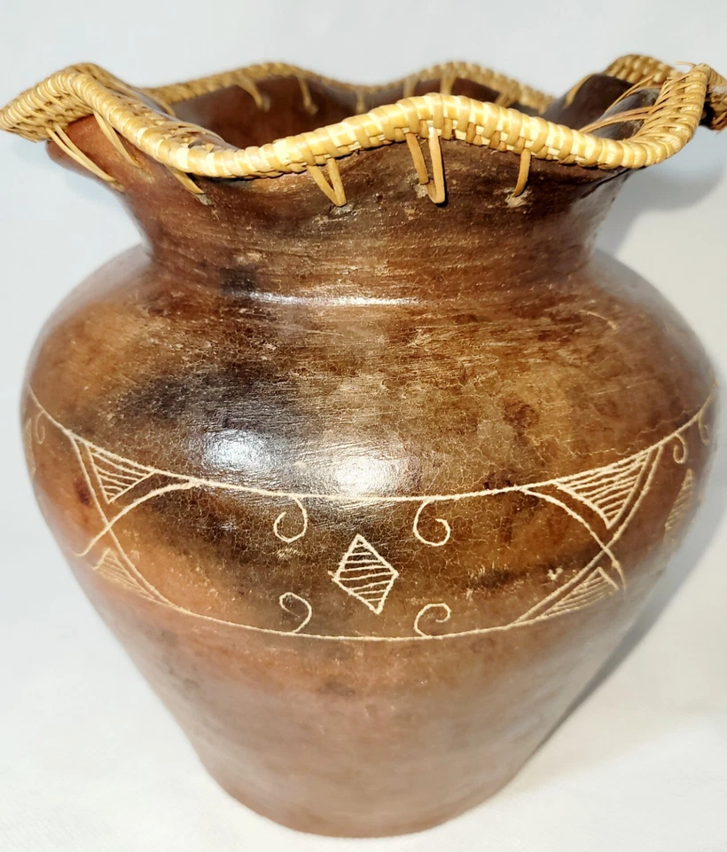 Jarrón grande de terracota artesanal con tapa con volantes y borde de ratán tejido/Indonesia Foto 2 de 4