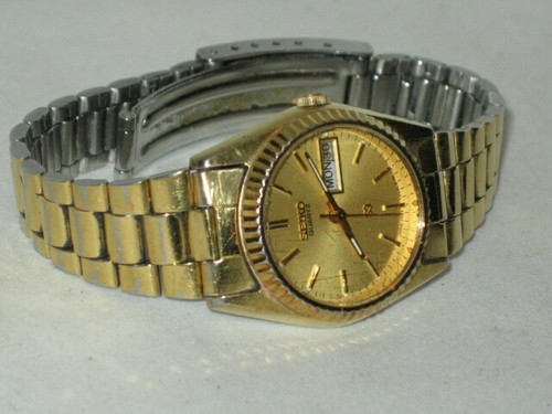 Seiko Women's Day/Date Gold Tone Wristwatch - Picture 2 of 9
