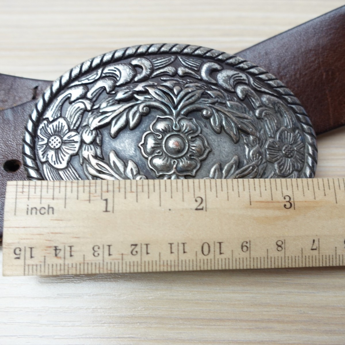 Vintage Eddie Bauer USA Leather Belt Engraved Oval Buckle Made in Spain Size M Vintage Eddie Bauer Italian Brown Leather Belt Brass Buckle  main image 4