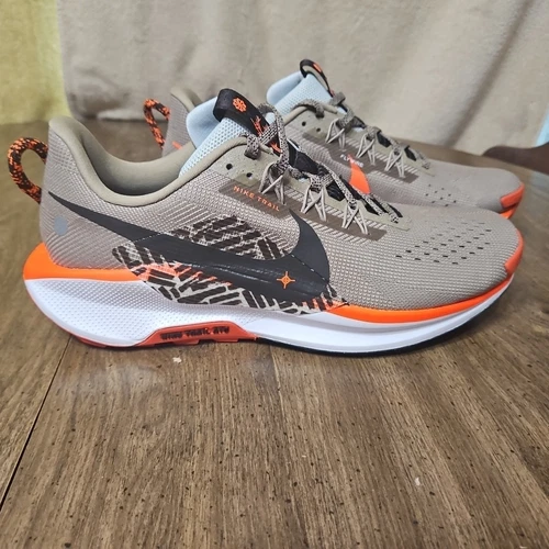  Nike Pegasus Trail 5 Men's 10.5 Hiking Shoes Khaki/Crimson/Coral DV3864-201