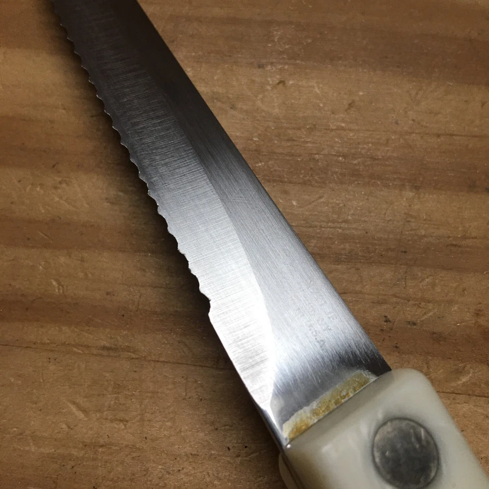 Cuchillo para carne de diente de sierra de acero inoxidable mango blanco perla CUTCO 1721 JF EE. UU. 10" L Foto 3 de 4