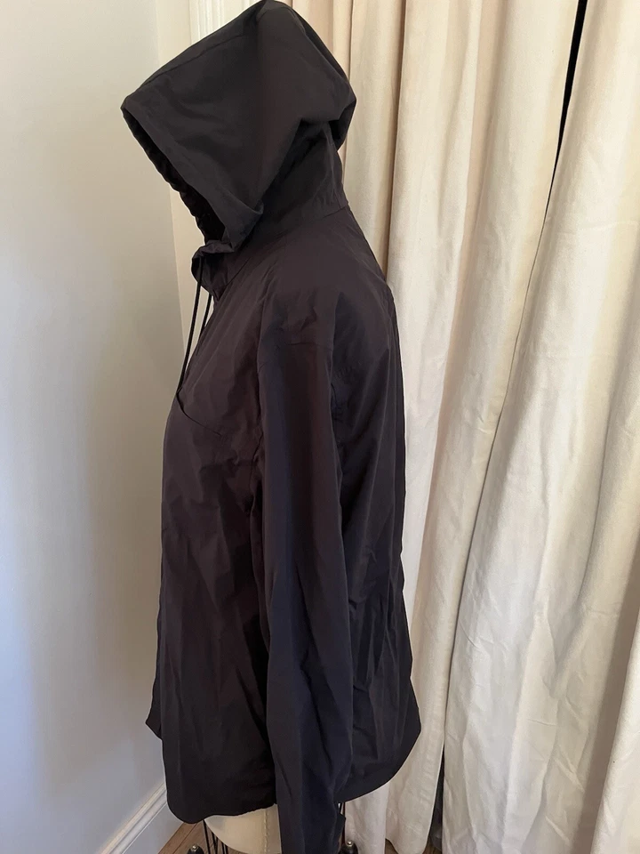 Vince. Chaqueta cortavientos negra con capucha cremallera cierre a presión grapa mediana Foto 4 de 4