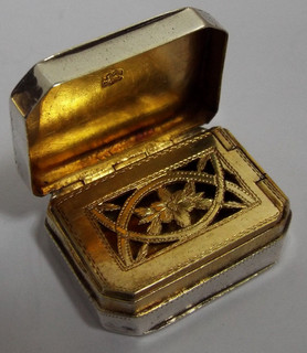 HERMOSA CAJA DE VINAGRETA DE PLATA ESTERLINA SÓLIDA GEORGIANA ANTIGUA INGLESA LIMPIA 1803