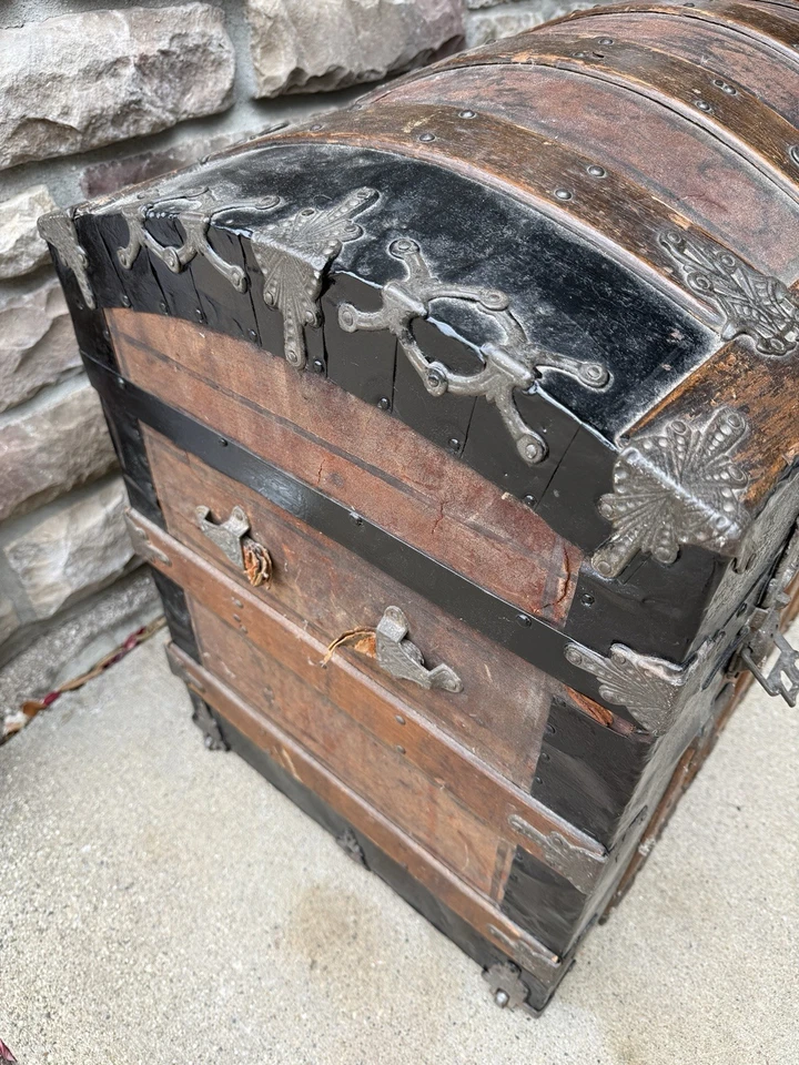 Vintage STEAMER TRUNK storage chest camelback humpback antique victorian toy box - Image 4 of 4