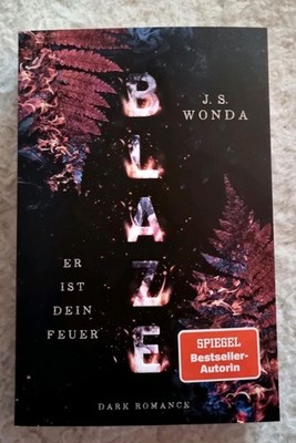 BLAZE: ER Ist Dein Feuer von J. S. Wonda, Dark Romance Farbschnitt Signatur