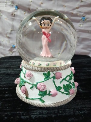 Betty Boop Bed of Roses Snow Globe Musical ''Red roses for Blue Lady'' 1995, RARE