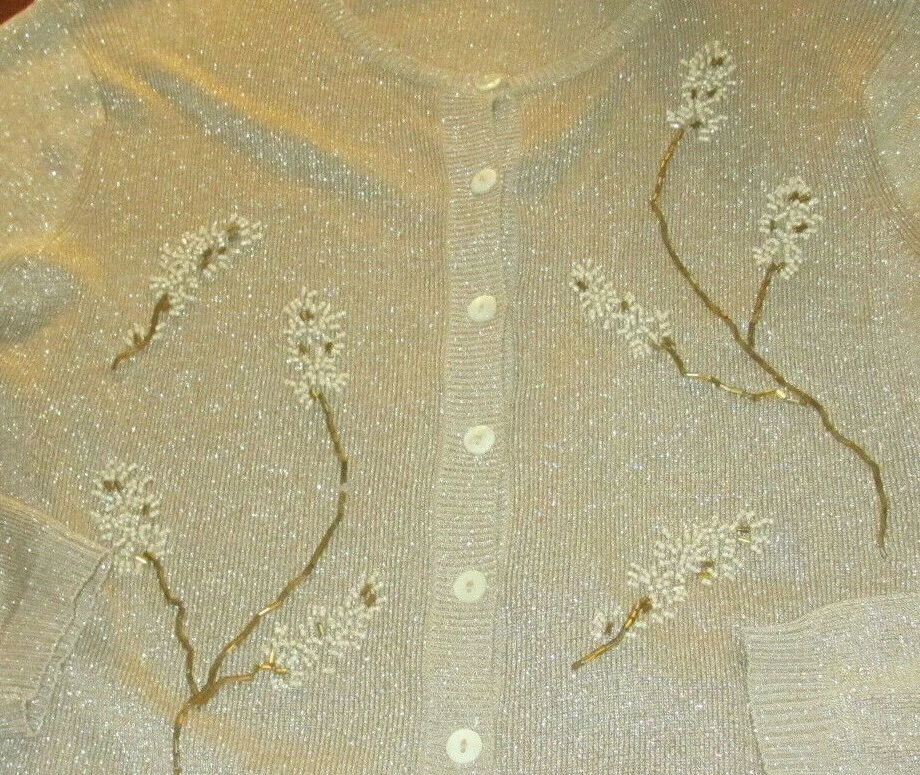 SUÉTER CÁRDIGAN ICON DORADO SEDA Y METALIZADO, FLORES CON CUENTAS TALLA M/L Foto 2 de 3
