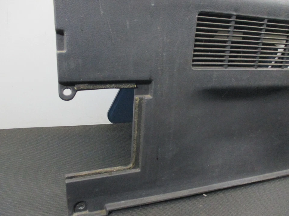 Plymouth Laser 1992 - Portón trasero Cubierta central Panel Borde (92-94 Negro) Foto 2 de 4