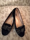 UGG Australia schwarze Wildleder-Flats mit goldenen Nieten Fliege Nieten Lammfell 8,5