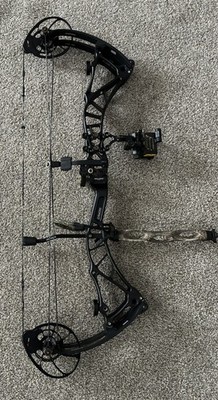  Bowtech Realm package- Right Hand - 70lbs - 25''-31'' - Black Altitude- Complete