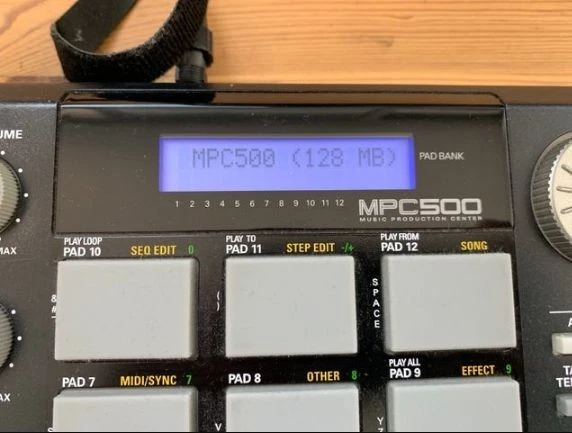 Akai MPC 500 mit 128 RAM Upgrade und 2 GB Speicherkarte - Deutsche Anleitung Top - Bild 2 von 4