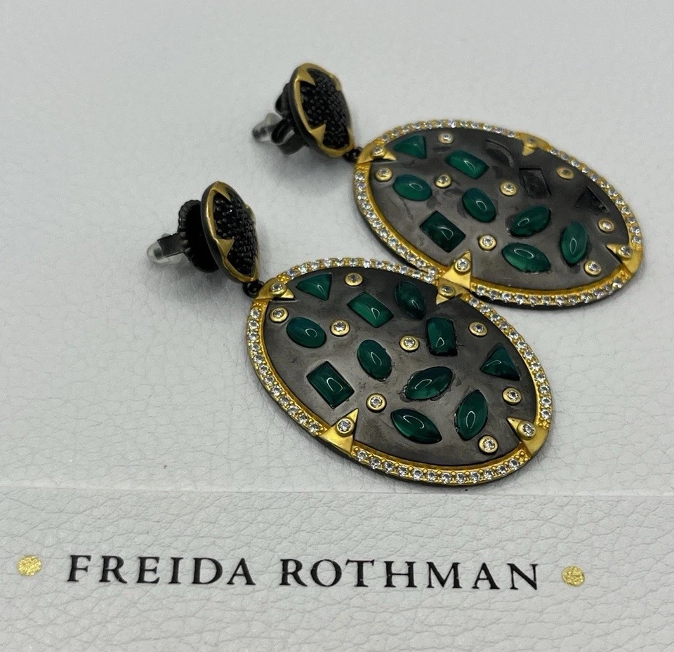 Brincos ovais pendurados gota pavê preto ágata verde meia-noite Freida Rothman - Imagem 4 de 4