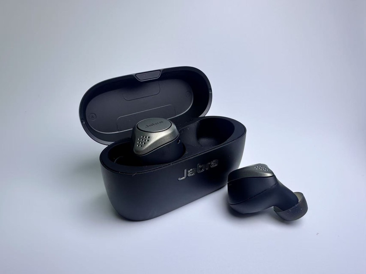 新品未使用　Jabra Elite 75t Titanium Black Amazon.com: Jabra Elite 75t Titanium Black Voice Assistant Enabled