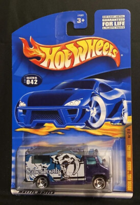 Hot Wheels Ambulance Fossil Fuel Series 2/4