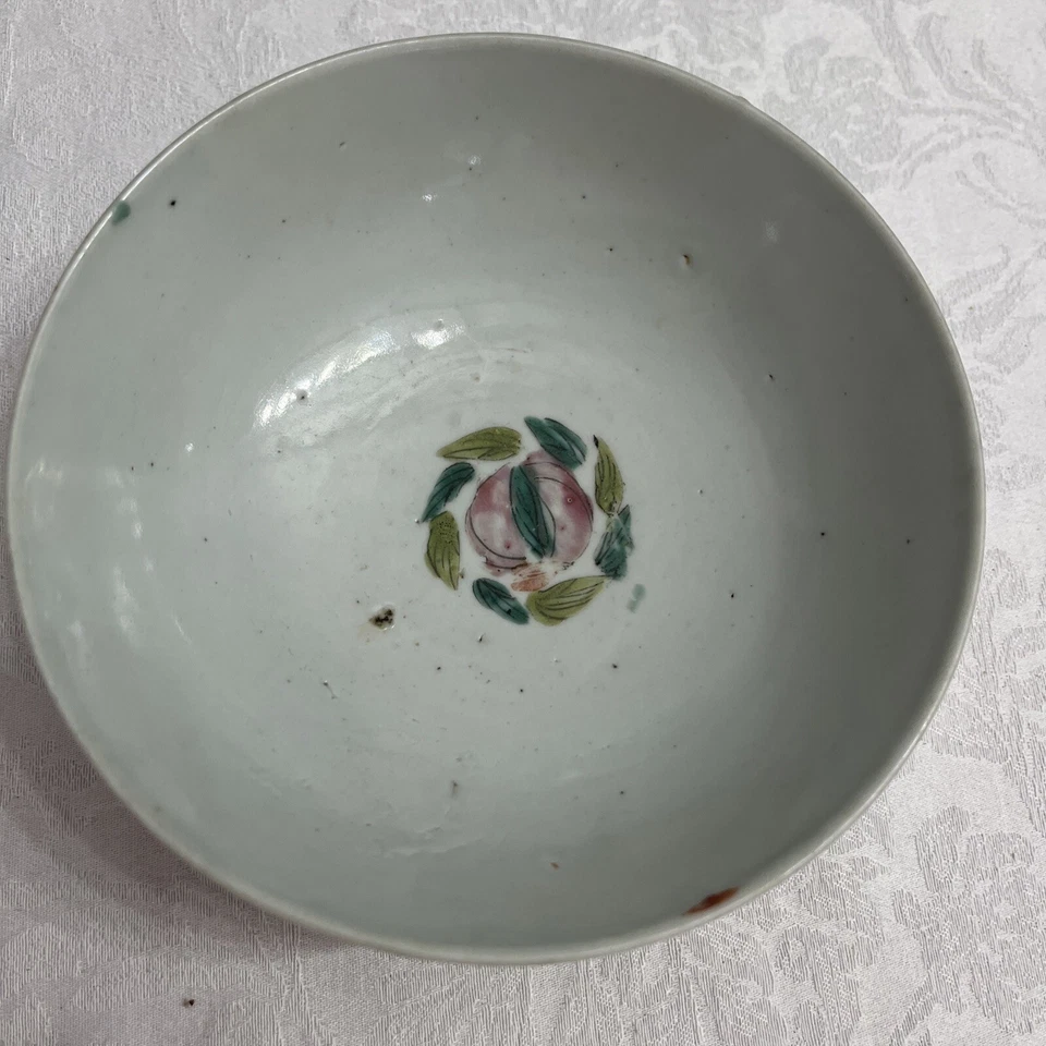 Антикварная китайская фарфоровая чаша от серой до голубоватой керамики с цветочным рисунком и многоцветной подписью - Изображение 2 из 4