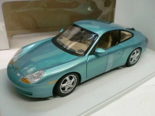 Modellini statici di auto, furgoni e camion UT Scala 1:18