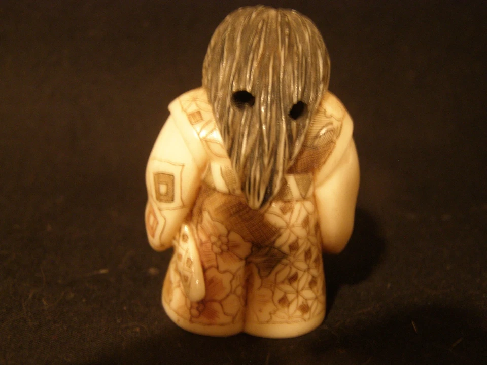 Figura de resina Netsuke japonesa de colección giratoria de dos caras de vampiro/mujer firmada Foto 3 de 4