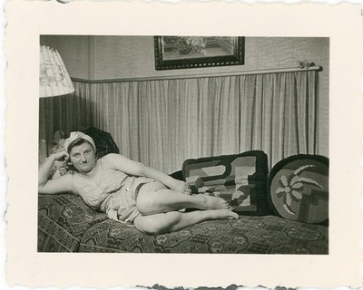 Hübsche junge Frau halb nackt Unterwäsche Akt Vintage um 1930