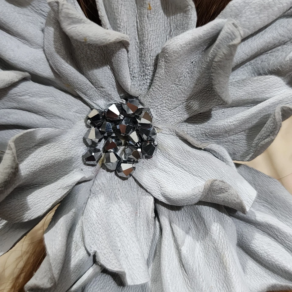 Cabello elástico con flores de cuero real Foto 3 de 4