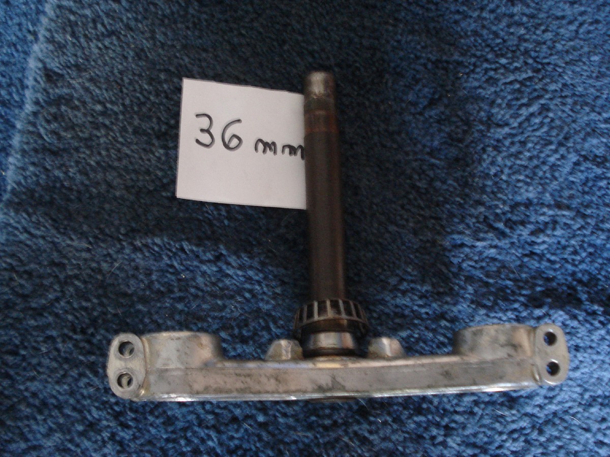 TZ 250 YAMAHA ORIGINAL //36MM//COMPLETE FRONT FORK DOWN BRACKET