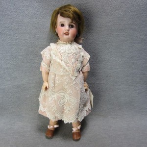 S.F.B.J. Poupée tête en porcelaine... | Jouets et maquettes: enchères
