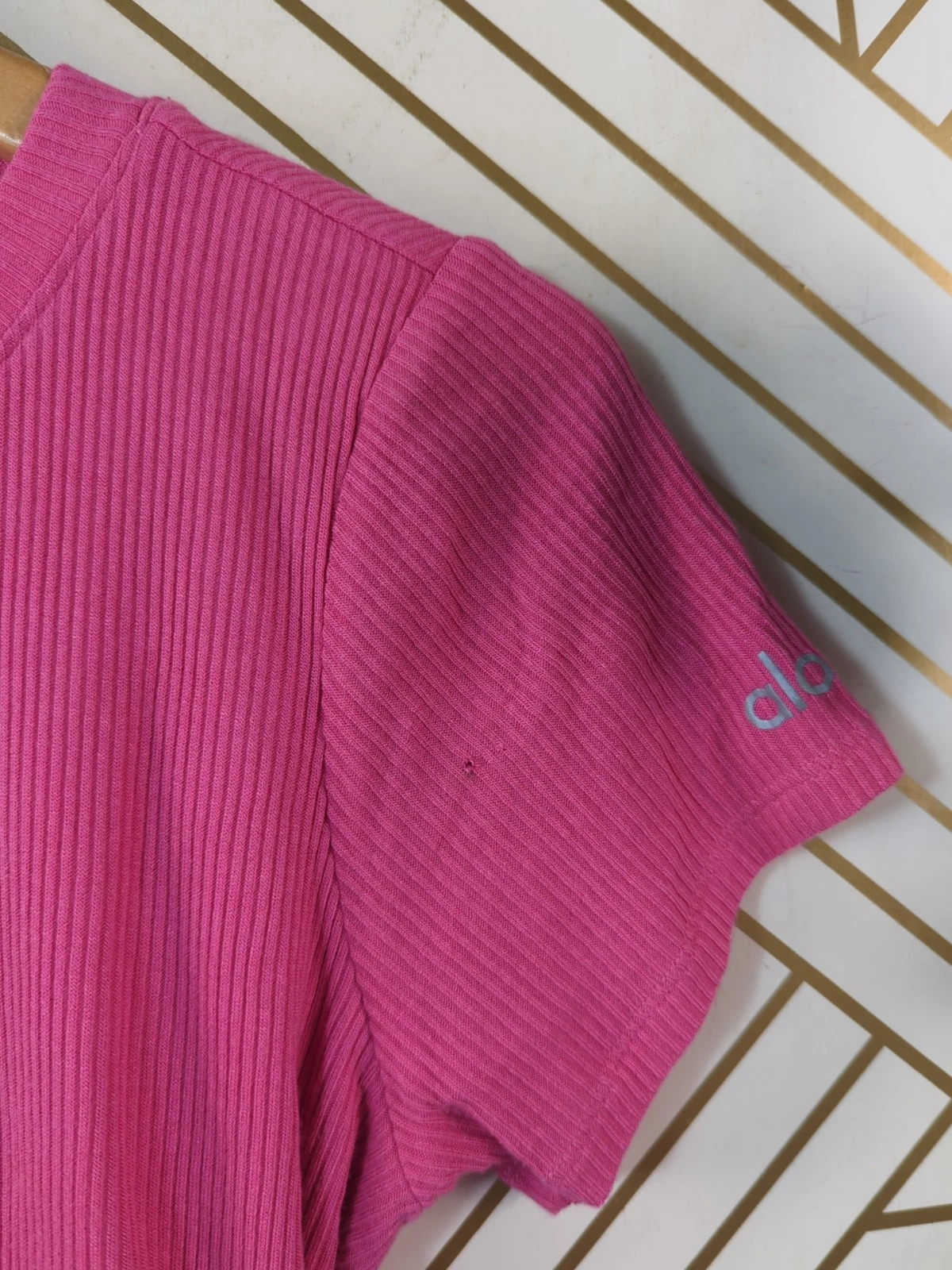 alo-yoga ribbed short sleeve wrap around shirt