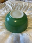 PYREX) 2.5 Quart Mixing Bowl - Green primary color.