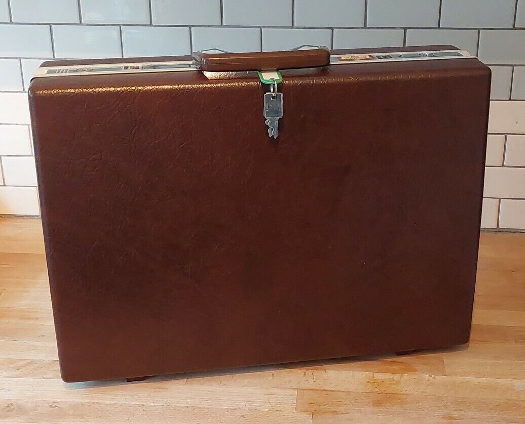 Samsonite Briefcase Hard Shell Vintage 2 keys close to New , Mad