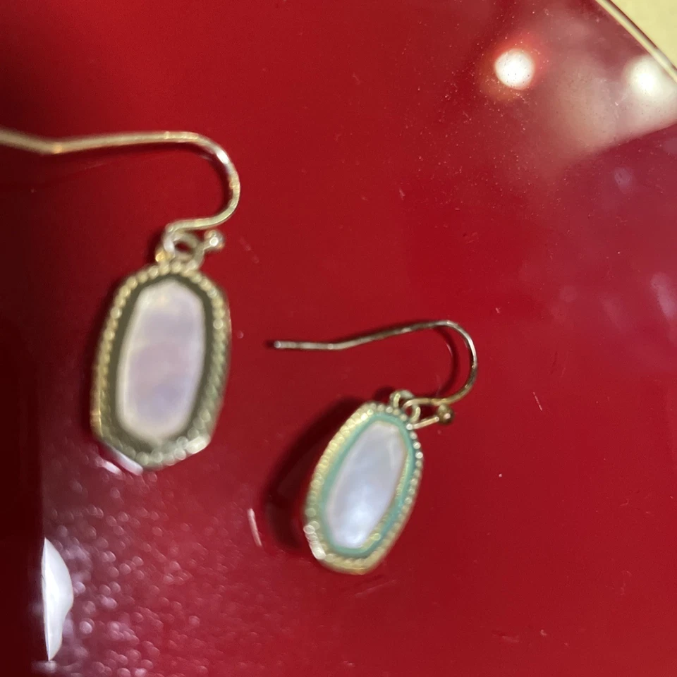 Juego de pendientes de nácar marfil Kendra Scott en montaje chapado en oro. Foto 4 de 4