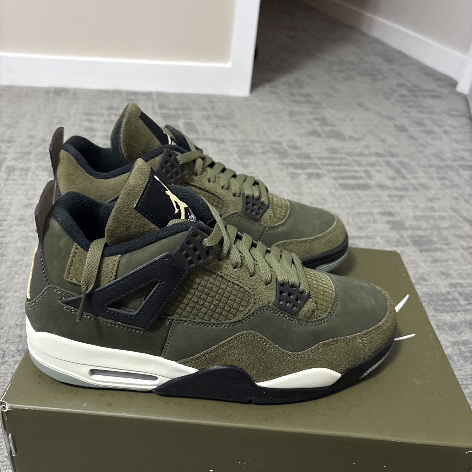 Air Jordan Four Retros 2023 Medio Oliva, Talla 10, FB9927-- 200