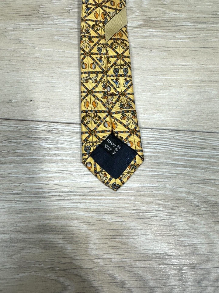 Salvatore Ferragamo Hombres Corbata Gallo Halcón Gansos Floral en Oro Hecho en Italia 60" Foto 3 de 4
