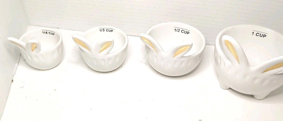 Southern Living Baker Shop Stacking Bunny Rabbit Measuring Cups