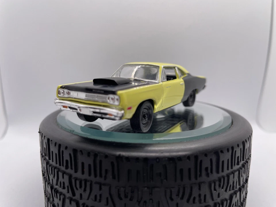 M2  1969 1/2 Plymouth Road Runner 440 6-Pack Barn Find - 1/64th - Loose - Image 2 of 4