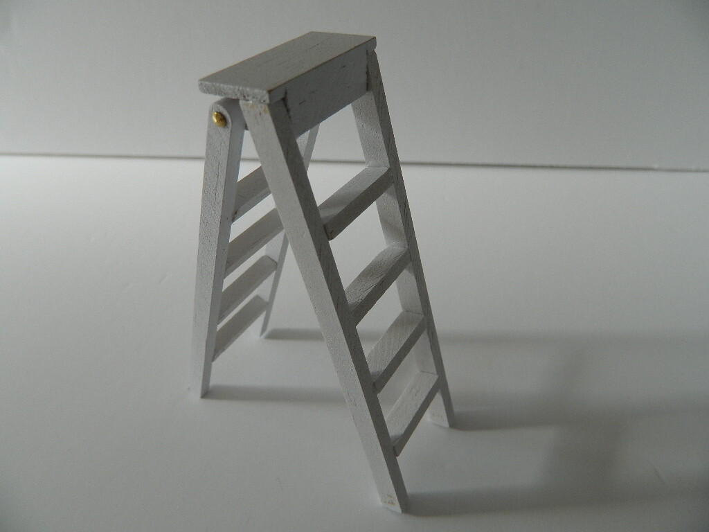 (A5.5) 1/12th scale DOLLS HOUSE WOODEN WHITE STEP LADDER