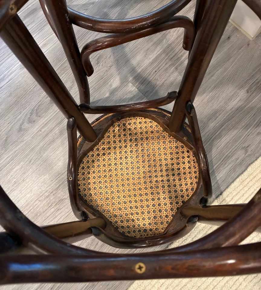 Par de taburetes de bar THONET ROMANIA redondos de madera curvada con asiento de caña tejida Foto 3 de 4