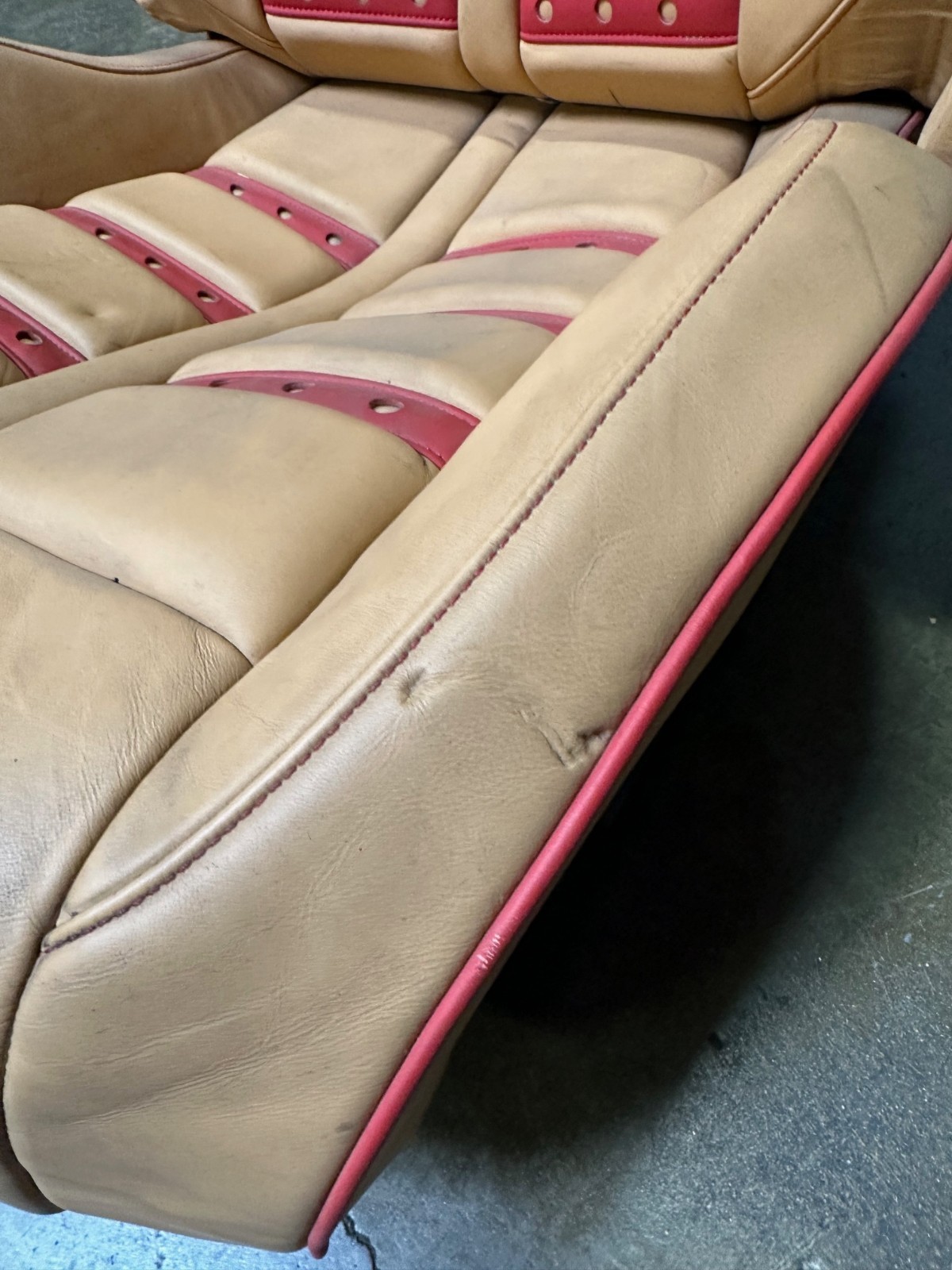 Ferrari F458 Italia, RH Right Front Seat Daytona, Beige/Red, Marks / Idents Used