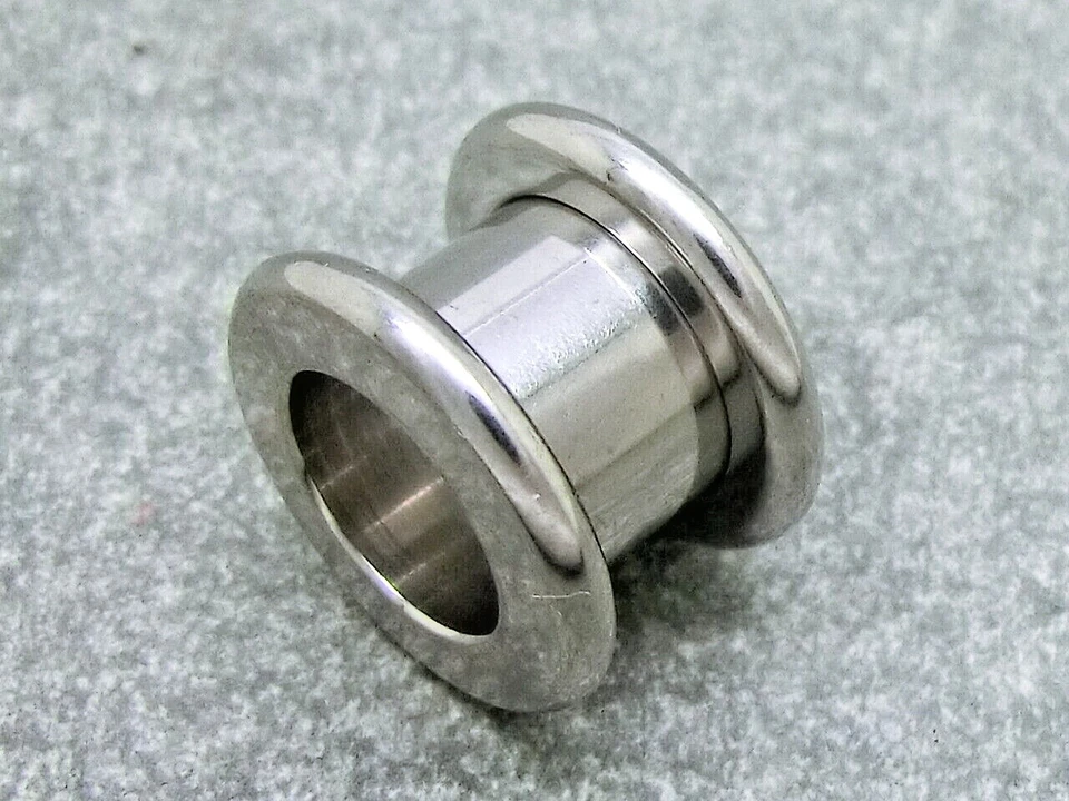 Flesh Vite Tunnel Ear Plug Acciaio Inox 2mm - 14mm Color Argento Rotondo - Immagine 2 di 3