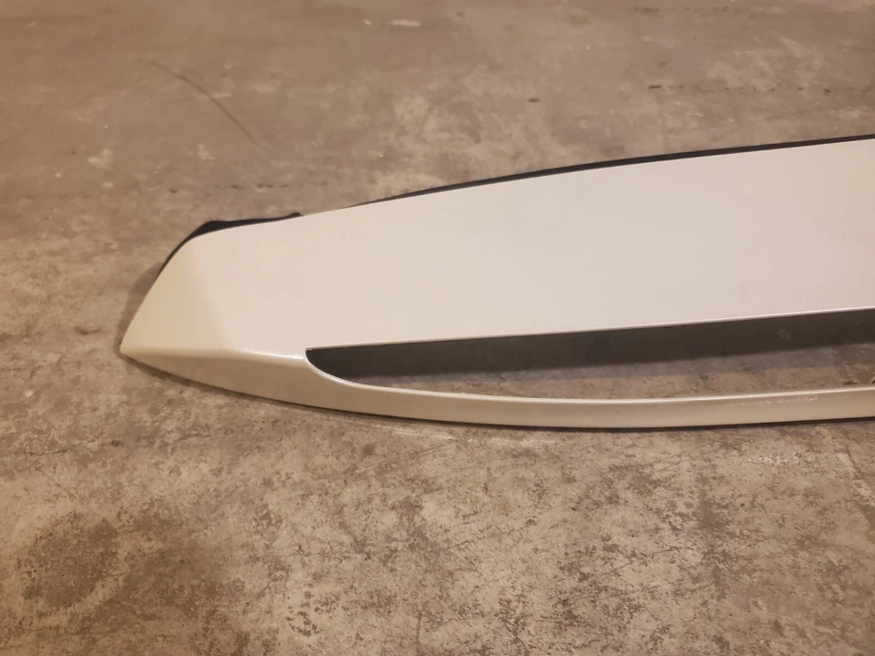 2004-2009 Cadillac SRX White Diamond Rear Spoiler Bezel third brake housing trim Foto 3 de 4