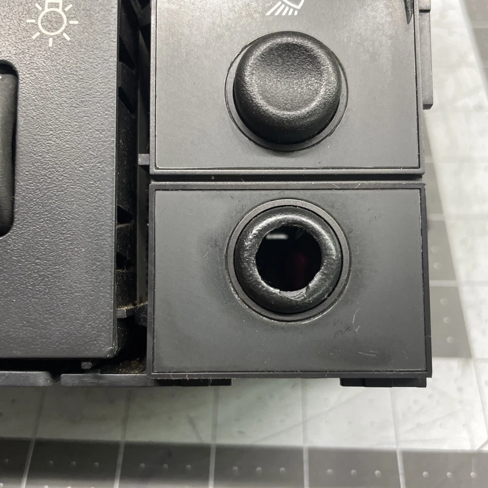 1999 2006 Silverado Sierra Headlight Cargo Fog 4X4 4WD Switch Assembly 15034164 - Image 4 of 4