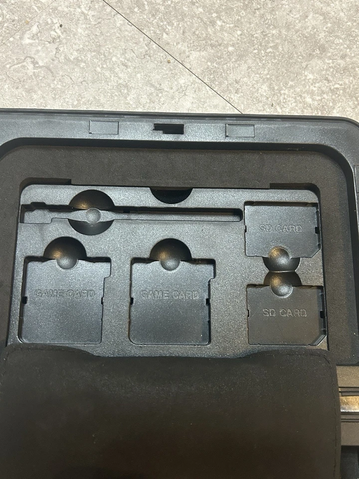 Capa Insignia Vault para Nintendo 3DS/3DS XL (preta) - Bom estado - Imagem 3 de 4