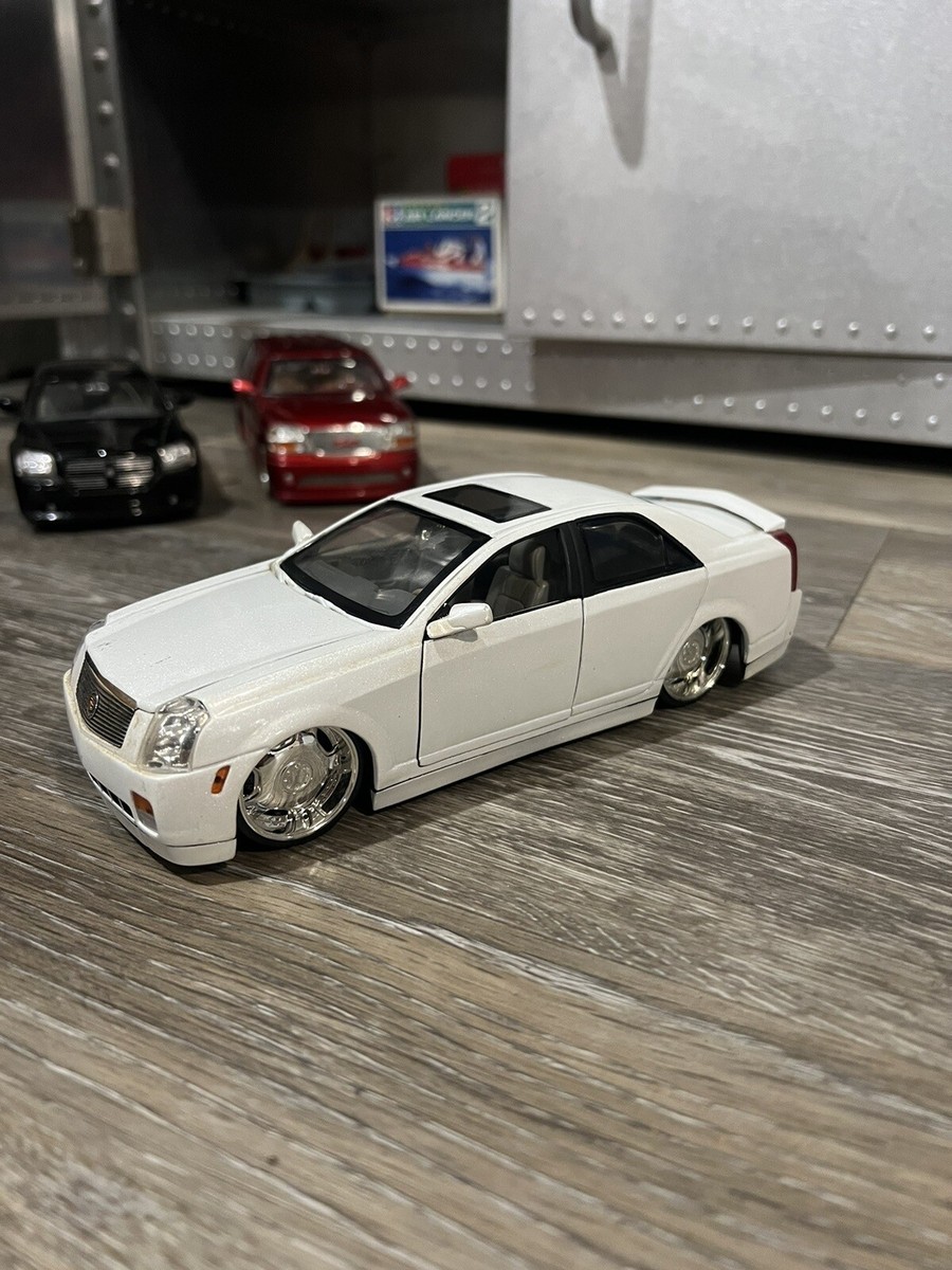 Jada 1:24 DUBCITY - 2002 Cadillac CTS Pearl White - Lowrider Jada 1:24 DUBCITY - 2002 Cadillac CTS Pearl White - Lowrider