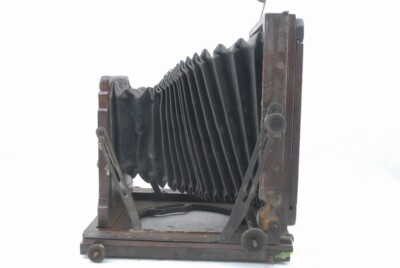 Chambre Photographique Ancienne En Bois R.Konishi – Format 4 3/4 X 6 1/2, Avec Supports, état D'origine