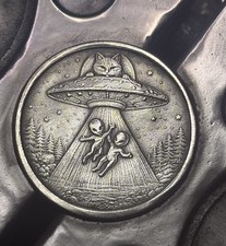 HOBO Moneda Grabada en Níquel Arte Popular Relieve Profundo Gato Abducción Extraterrestre