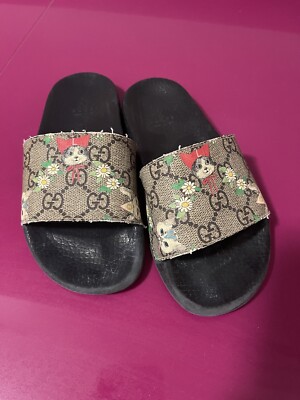 Flip-Flops aus Leder mit Gucci-Print