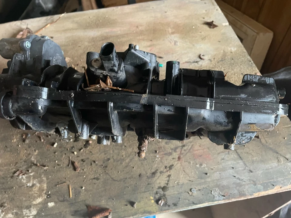 VOLKSWAGEN AUDI TURBO 2.0 INTAKE MANIFOLD W/ FUEL INJECTORS & THROTTLE BODY - Image 2 of 2