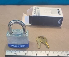 Master Lock model no. 5 heavy duty padlock with 2 keys  - New in box