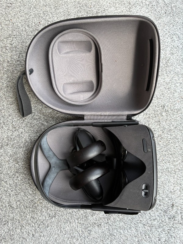 Meta Oculus Quest 1 All-in-one VR Gaming Headset with 2 controllers - 128 GB