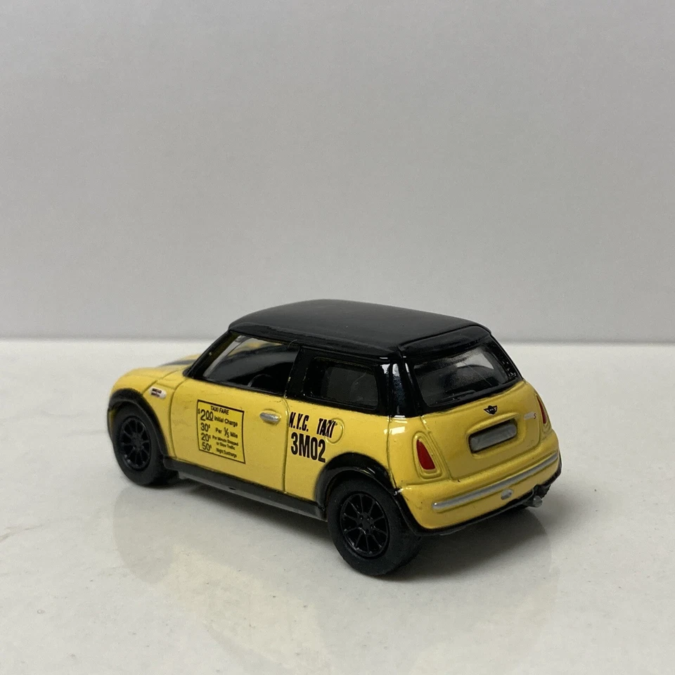 2001 01 BMW Mini Cooper S Taxi Collectible 1/64 Scale Diecast Diorama Model - Image 3 of 4