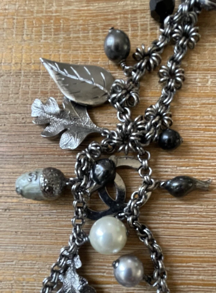 Chanel Collar Cadena Doble Capa, Perlas Blanquecinas con Logo CC Hojas de Higuera Foto 3 de 4